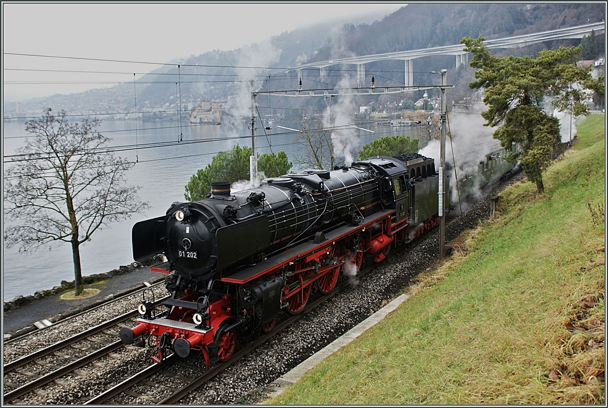 Die wunderschöne 01 202 mit ihrem Alpine Steam Express bei Villenvueve.
18. Jan. 2014