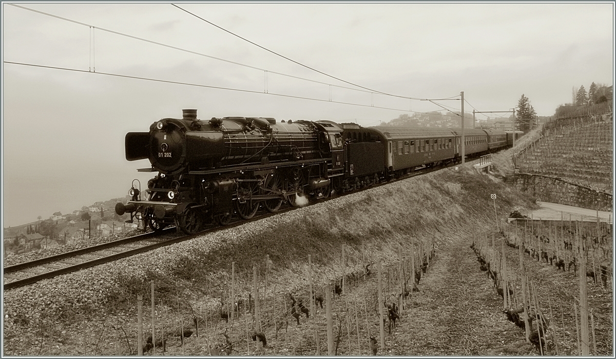 Die wunderschöne 01 202 mit ihrem Alpine Steam Express auf der bis zu 39,7 Promille geneigten Strecke von Chexbres nach Vevey. 
18. Jan. 2014