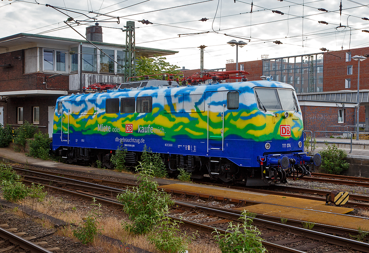 Die wunderschöne Hilde der DB Gebrauchtzug (Miete oder kaufe misch)....
Die 111 074-1 „Hilde“ (91 80 6111 074-1 D-DB) ist am 31.05.2022 im Hauptbahnhof Münster (Westf.) abgestellt.

Die Lok wurde 1977 von Krauss-Maffei in München-Allach unter der Fabriknummer 19832 gebaut, der elektrische Teil ist von Siemens.