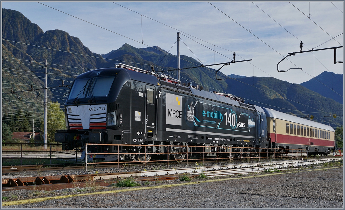 Die X4E - 711 (91 80 6193 711-9 D-Dispo) wartet mit einem TEE Wagen mit der Wagenanschrift AKE Rheingold Domodossola - Cottbus auf einem Abstellgleis in Domodossola.

10. Okt. 2019