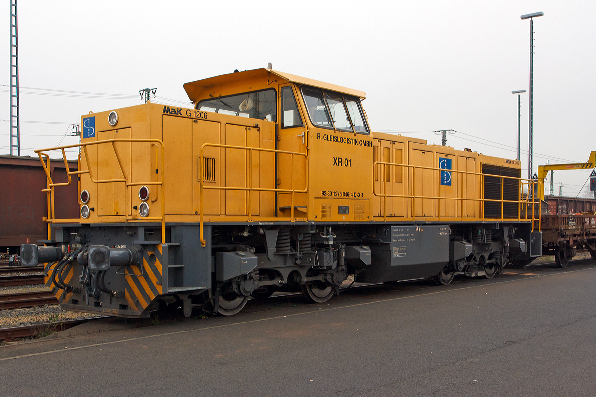 
Die XR 01 (92 80 1275 846-4 D-XR) der SPITZKE RIEBEL GLEISLOGISTIK GmbH aus Buchloe (ex V 200 001 der Xaver Riebel Gleisbau) ist am 23.11.2014 mit einem Schienenwechselzug (Railer 3000) von Vossloh Rail Service beim ICE-Bahnhof Montabaur abgestellt.

Die MaK G 1206 wurde 2003 von Vossloh unter der Fabriknummer 1001382 gebaut