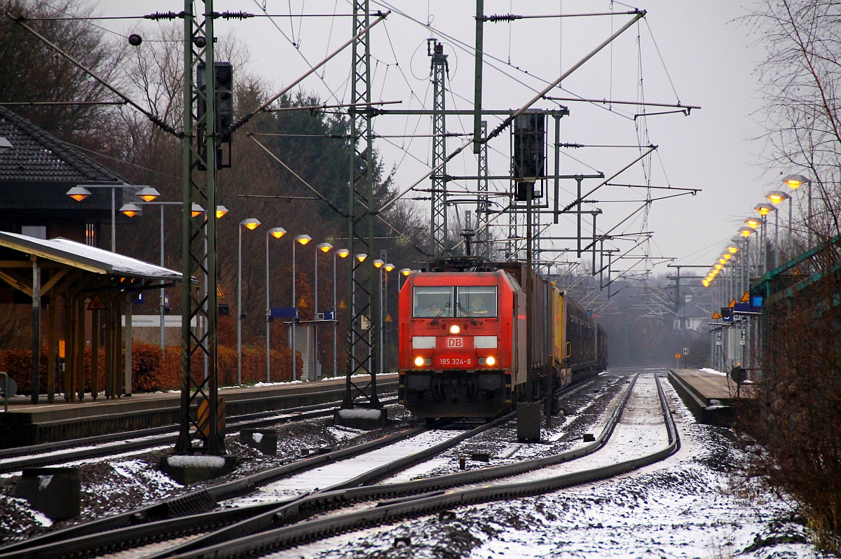 Die Zeit bis mein Fotokollege aus Hamburg kam konnte ich gut nutzen um die im Bhf Schleswig wartende 185 324-8 mit dem Volvo-Zug zu fotografieren(mal nicht vom Bahnsteig aus), diese Aufnahme entstand vom Bü Karpfenteich aus. Schleswig 08.12.2013