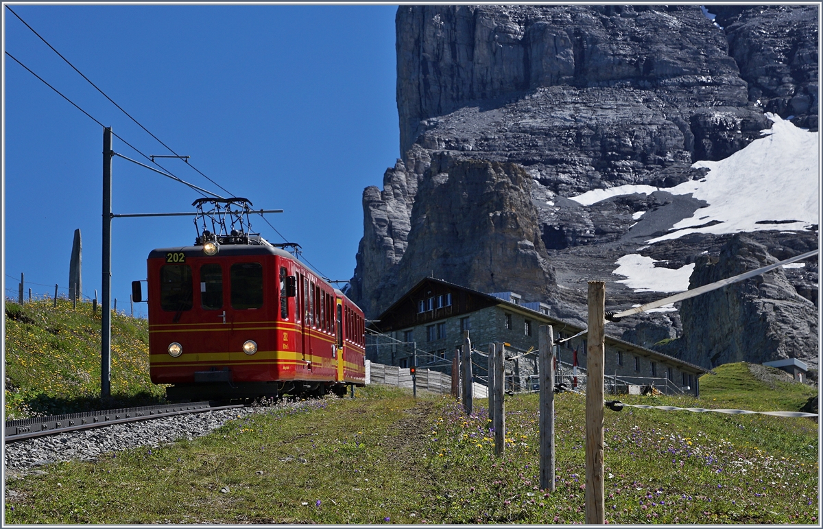 Die Zeit der klassischen, lange Zeit das Gesicht der Jungfraubahn prägenden Pendelzüge neigt sich dem Ende entgegen. hier hat der BDhe 2/4 208 mit seinem Bt die Station Eigergletscher verlassen und fährt nun talwärts Richtung Kleine Scheidegg.
8. August 2016
