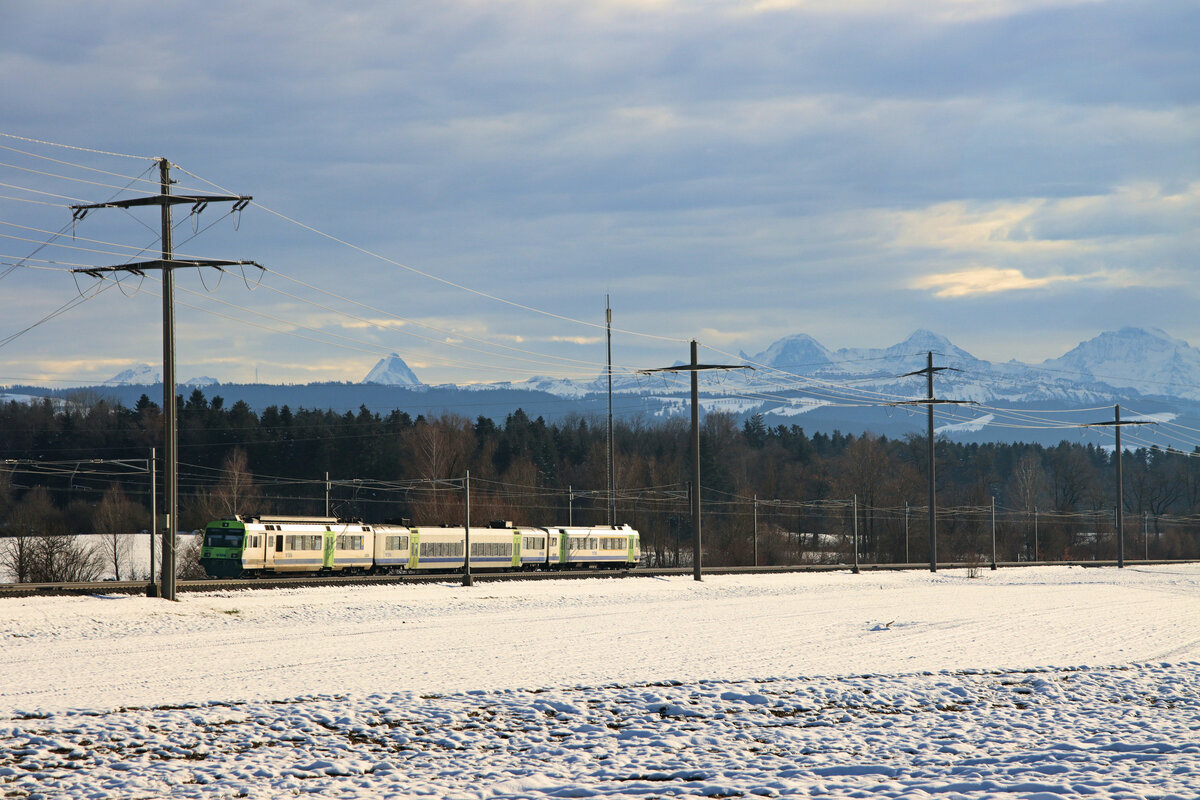 Die Zeit der NPZ-Züge der BLS neigt sich dem Ende zu - Durchfahrt des Zuges NPZ 725 durch Allmendingen zwischen Bern und Münsingen. Der Zug trägt die Aufschrift  Nicht einsteigen  und könnte eine Ueberführung sein nach Thun für die Strecke Thun - Konolfingen - Hasle-Rüegsau. 20.Dezember 2022 