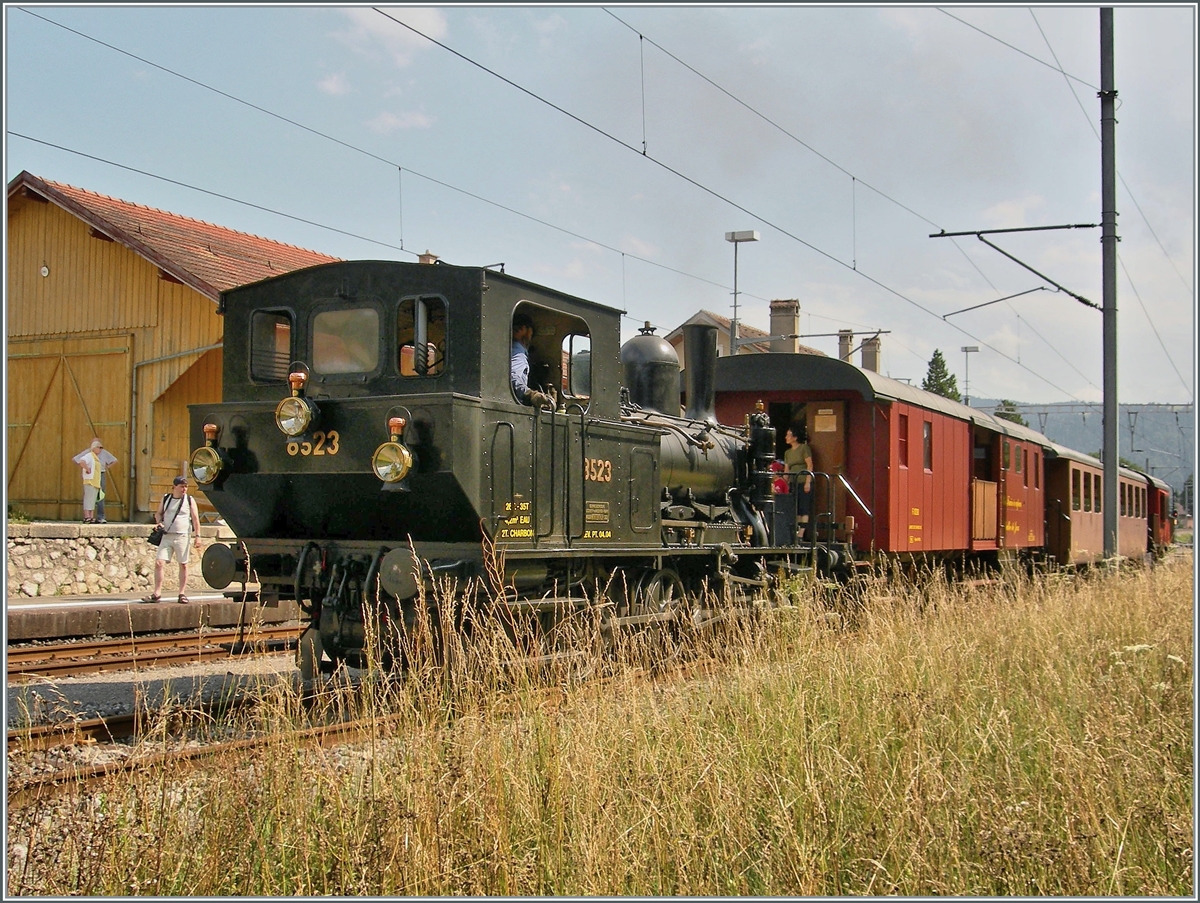 Die zierliche E 3/3 8523 (gebaut 1915) der CTVJ (Compagnie du Train à vapeur de la Vallée de Joux) ist mit ihrem Extrazug wieder in Le Pont eingetroffen. 

23. Juli 2006