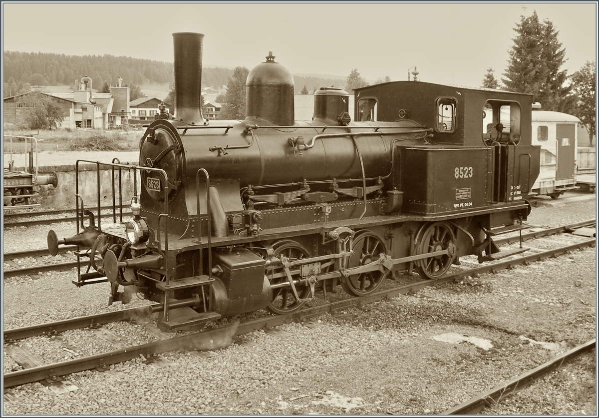 Die zierliche E 3/3 8523 der CTVJ (Compagnie du Train à vapeur de la Vallée de Joux) in Le Brassus, alter Bahnhof. Die Lok wurde 1915 gebaut.
(Bei der Bildbearbeitung wurde die ohnehin kaum in Erscheinung tretende Fahrleitung entfernt.) 

23. Juli 2006