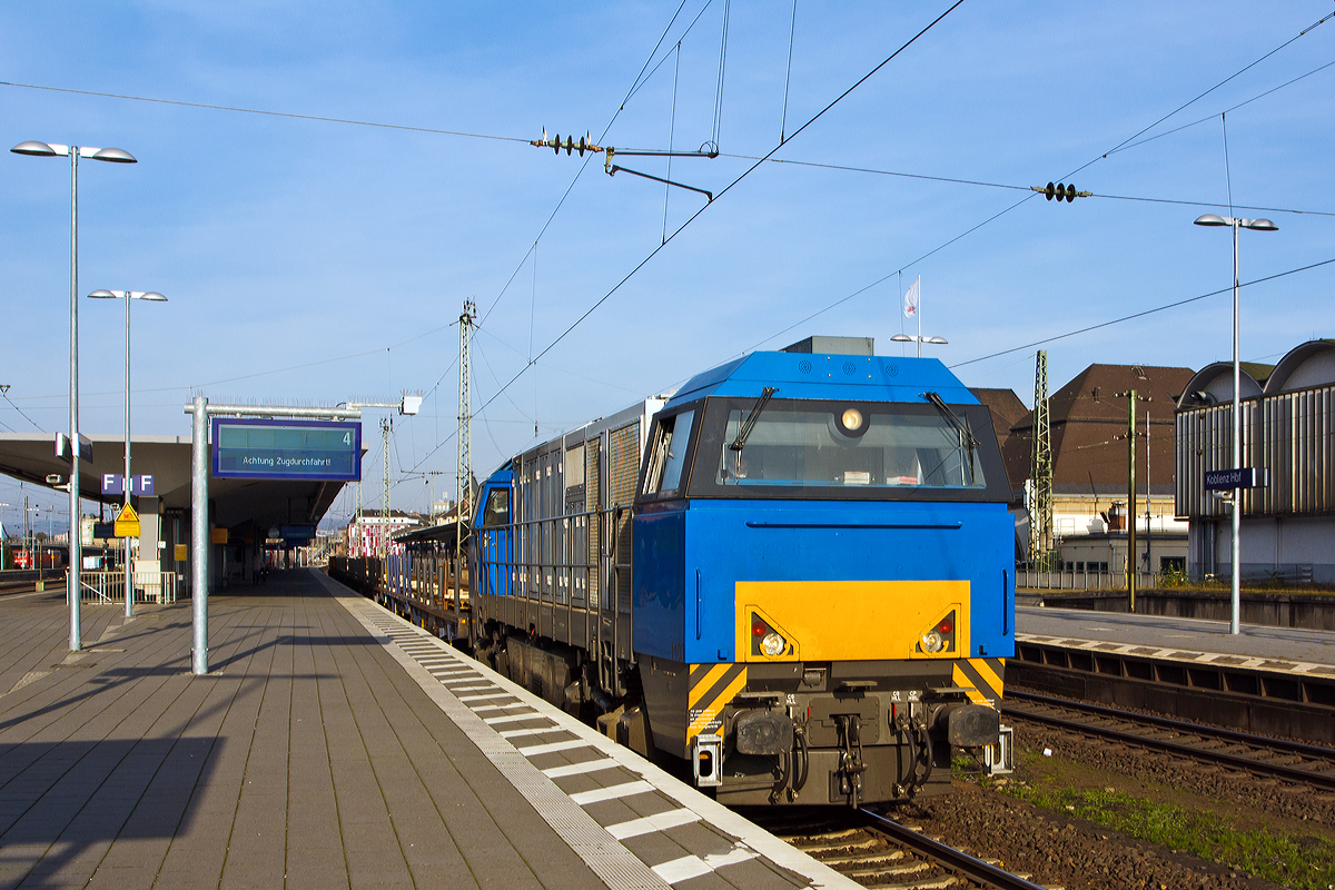 
Die zurzeit an die BEG - Bocholter Eisenbahngesellschaft mbH vermietete 272 401-1 (92 80 1272 401-1 D-VCD) eine Vossloh G 2000-3 BB mit breitem (symmetrischen) Fhrerhaus und rechts angeordnetem Fhrertisch der Alpha Trains Belgium NV/SA (Antwerpen), fhrt am 23.11.2014 mit einem Langschienentransportzug durch den Hbf Koblenz in Richtung Sden. 

Die Lok wurde 2004 bei Vossloh in Kiel unter der Fabriknummer 1001445 gebaut und an die ATC - Angel Trains Cargo (heute Alpha Trains) geliefert.