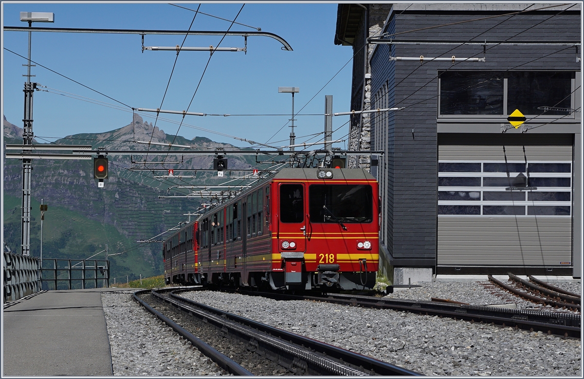 Die zwei Bhe 4/8 Pendelzüge N° 218 und 217 verlassen die Station Eigergletscher Richtung Kleine Scheidegg.
8. August 2016