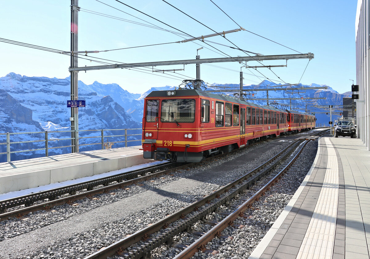 Die zwei Doppeltriebwagen 216 und 218 der Jungfraubahn, die zwischen Eigergletscher und Kleine Scheidegg pendelten. Eigergletscher, 14.Oktober 2021