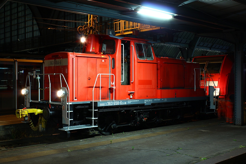 Dienstbeginn...363 658-6 wird für die anfallenden Rangierarbeiten vorbereitet....Karslruhe Hbf 01.06.2012.