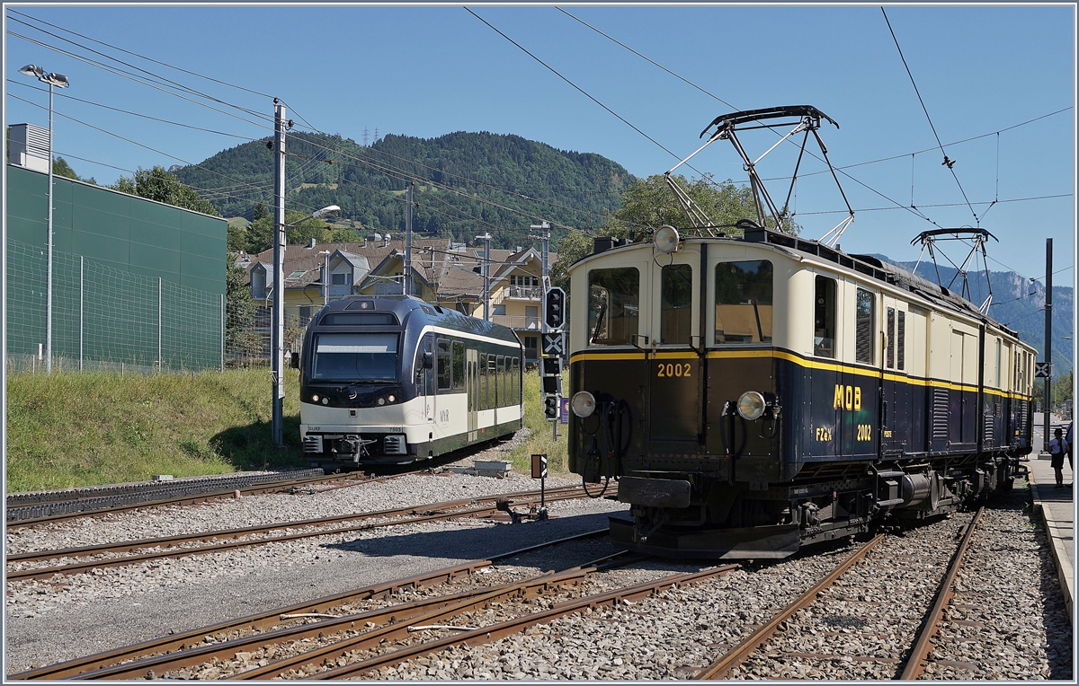 Dies Bild des B-C MOB DZe 6/6 2002 und des CEV MVR GTW ABhe 2/6 7503 in Blonay zeigt eindrücklich den Wandel bei der Gestaltung von Schienenfahrzeugen. 
12. August 2018
