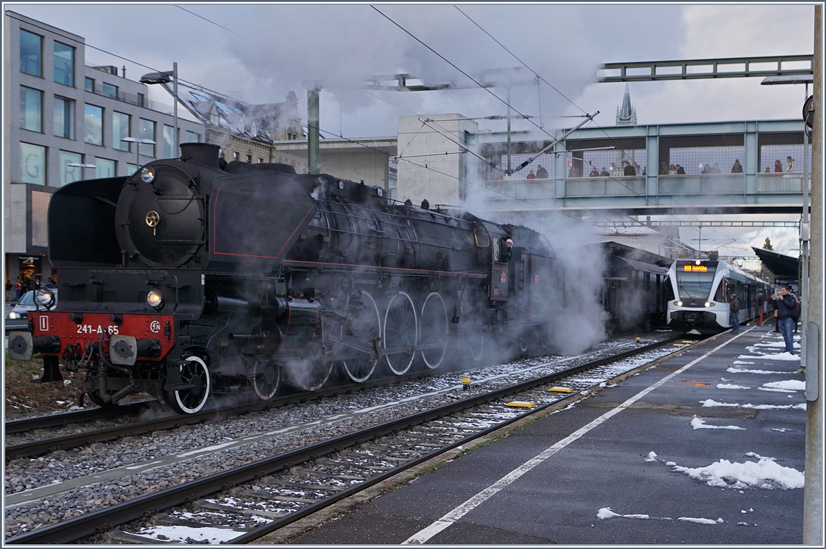 Dies ist nun definitiv das letzte Bild, jedenfalls für diesen Tag: Noch einmal in voller Grüsse und Schönheit zeigt sich die elegante SNCF 241-A-65 in Konstanz.
9. Dez. 2017