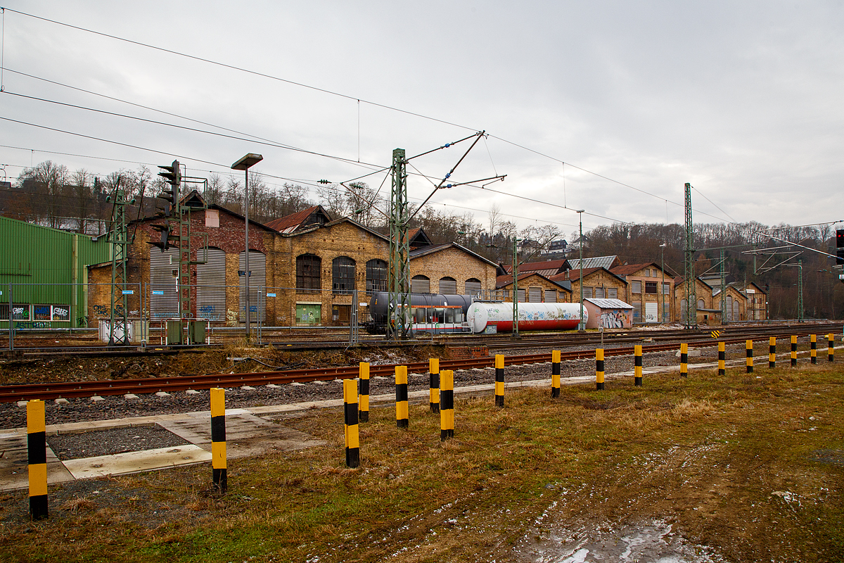 Dies sind noch die Reste vom ehemaligen BW Betzdorf (Sieg), die ehemaligen Schienenbus-Hallen und Werksttten, hier am 23.12.2021. In den letzten Jahren war es an einen groen Brombel und Lagerksten Hersteller der Region vermietet. Bald soll es noch Plnen der Stadt, zu Betzdorfs neuen Mittelpunkt werden. Auf dem ca. 10.000 m groen Areal sollen Wohnungen, Einkaufmglichkeiten und Arbeitspltze entstehen. So steht wohl bald diesen Gebuden auch der Abriss bevor. Der ehemalige Ringlokschuppen wurde bereits 2013/14 abgebrochen.