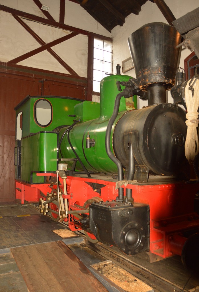Diese kleine O&K Lok soll an die Wismut-Zeit im Museum von Rittersgrün erinnern. Hier am 23.10.2015
