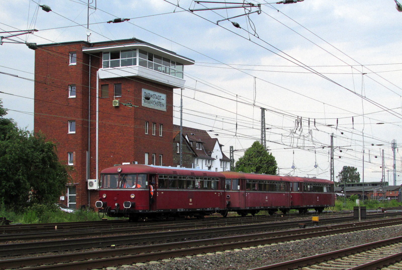 Diese Uerdinger Einheit der Oberhessischen Eisenbahnfreunde war am 01.Juni.2014 bei den Bahnwelttagen 2014 zugast.Hier verl�sst die Einheit den Bahnhof Darmstadt Kranichstein.