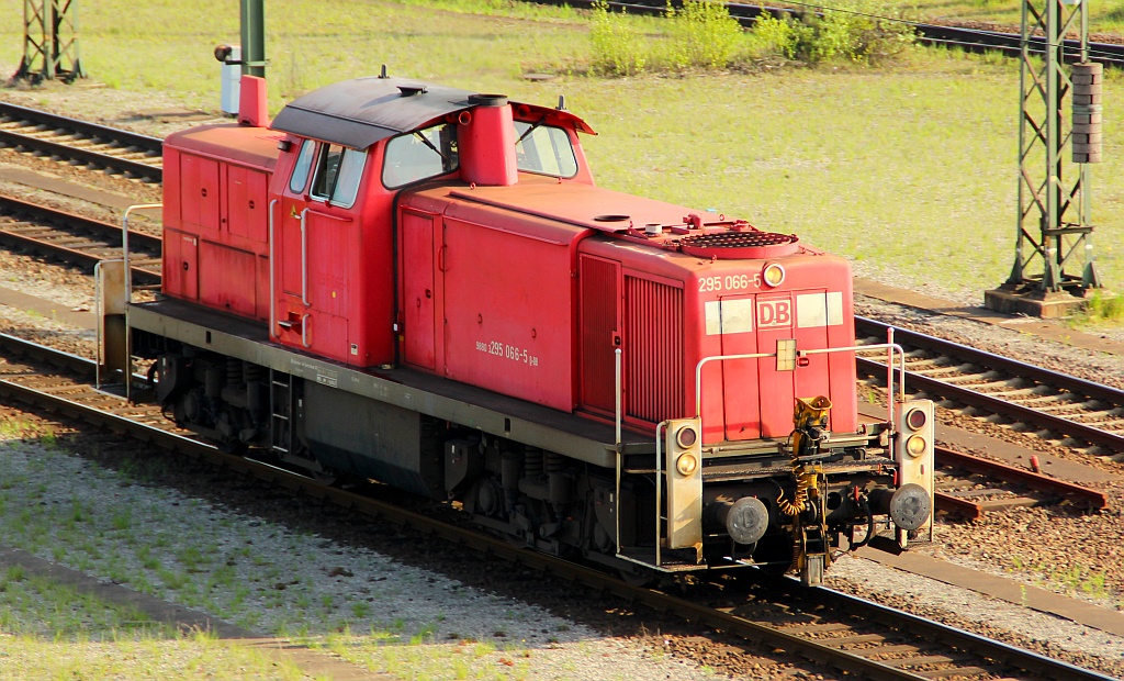 Diesel-Dino 295 066-5 brummt gemütlich durch den Rangierbahnhof Maschen. 28.04.12