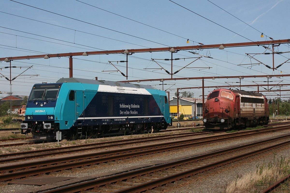 Diesel-Generationstreffen in Padborg...Die Captrain Litra MY 1134 trifft auf die nagelneue zu Testzwecken in Dänemark weilende NAH.SH/Paribus/NRail 245 204-3 die zum ziehen von Güterzügen eingesetzt wurde. Die Bilder wurden freundlicher Weise von D.Schikorr zur Verfügung gestellt. Padborg 06.08.15