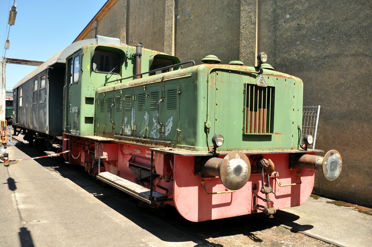 Diesellok Nr.2 P.S.O. (Papierfabrik Scheufelen GmbH & Co. KG) von Krupp, Fabrik Nr.3593, Bauart B-dh Baujahr 1957, 220 PS im Bahnpark Augsburg am 26.06.2022.