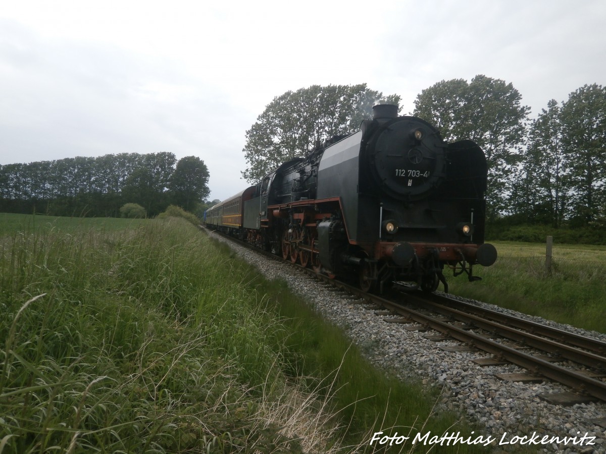 Diesellok oder doch Dampflok?

50 3501 mit der Nummer 112 703-4 von der V100  Ost  Diesellok unterwegs nach Lauterbach Mole am 31.5.15