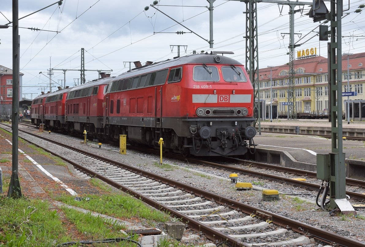 Dieselparadies Singen? 218 409-1, 218 495-0, 218 432-3 und 218 436-4 werden auf den drei Gleisen der Randenbahn neu sortiert, zwei kamen, drei gingen. Da durfte jede mal für den Fotografen posen und alle hatten einen Soundcheck. Tatsächlich haben sie beim Soundcheck sogar gegen eine Ludmilla gewonnen, dank ihres kernigen Klangs. Und wie man sieht, hat 218 409-1 ihre ölverschmierte Schmuddelphase überstanden, ein Kollegin hatte das seinerzeit nicht überlebt. Singen, August 2019.