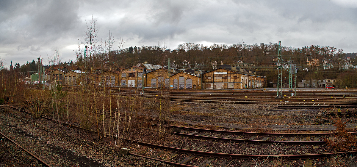 Diesen Blick (hier am 18.01.2022) auf das ehemalige AW Betzdorf (Sieg), zu Reichsbahnzeiten auch Eisenbahnausbesserungswerk (EAW), wird es wohl nicht mehr lange geben. 

In den letzten Jahren waren die Hallen noch an einen großen Büromöbel und Lagerkästen Hersteller der Region vermietet. Bald soll es noch Plänen der Stadt, zu Betzdorfs neuen Mittelpunkt der Stadt werden. Auf dem ca. 10.000 m² großen Areal sollen Wohnungen, Einkaufmöglichkeiten und Arbeitsplätze entstehen. So steht wohl bald diesen Gebäuden auch der Abriss bevor. Hier am 18.01.2022 waren son die ersten Vermessungen im Gange. Der ehemalige Ringlokschuppen wurde bereits 2013/14 abgebroch. 

Hier habe ich aus den beiden zuvor gezeigten Bildern ein Panorama erstellt.

Noch ein kleiner Aufruf an die Fotografen bzw. Fotografenerben:
Über alte Bilder wie hier vom AW Betzdorf, aber auch anderen in der Region, sowie Bilder mit Bahnbezug in der Region, wäre ich sehr dankbar. Wer sich nicht anmelden möchte oder die Fotos nur als Negativ, Dia oder auf Papier (analog) hat kein Problem, darum kümmere ich mich gerne, natürlich nun mit Quellenangabe. Einfach kurze Mail an mich, Daten siehe Impressum.
