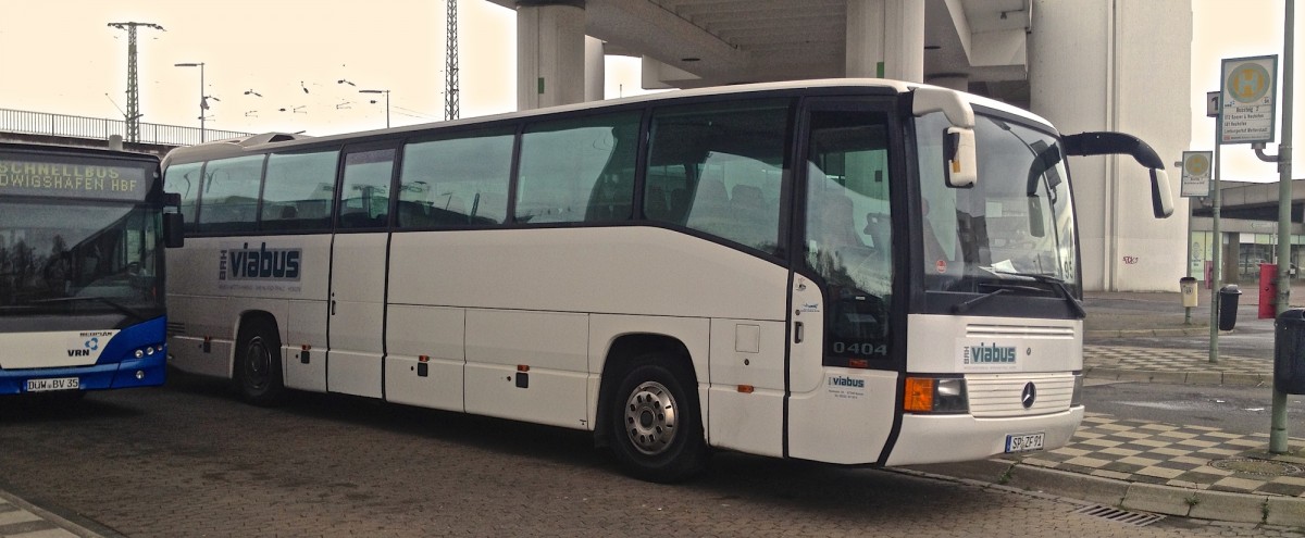 Diesen Mercedes-Benz O 404 15-RH habe ich am 22.03.2014 am Hauptbahnhof Ludwigshafen aufgenommen. Er gehrt dem Busunternehmen Viabus.