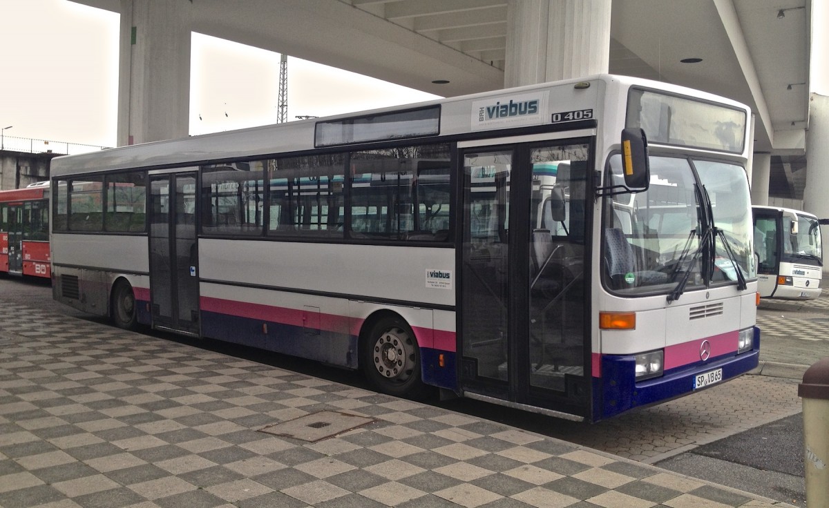 Diesen Mercedes-Benz O 405 habe ich am 22.03.2014 am Hauptbahnhof Ludwigshafen aufgenommen. Er gehrt dem Busunternehmen Viabus.