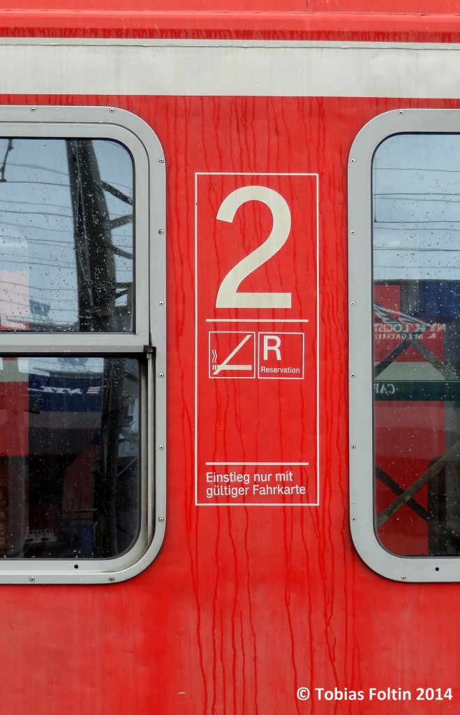 Diesen Service gab es zwischen M�nchen-Mittenwald. Doch seit der Abl�sung der 442 dort, ist der Wagen nach W�rzburg umbeheimatet. Den Reservierungshinweis hat man aber bis jetzt nicht entfernt.
Aufgenommen an einem ABnrz-Wagen in Schweinfurt Hbf im M�rz 2014.