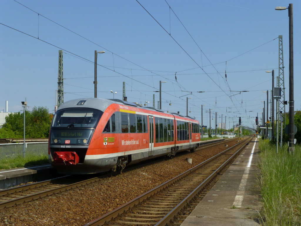 Dieser frühaufstehende und etwas verblichene Desiro Nr. 163  Straße der Romantik  druchfährt am 22.5.15 ohne Halt Erfurt Ost.