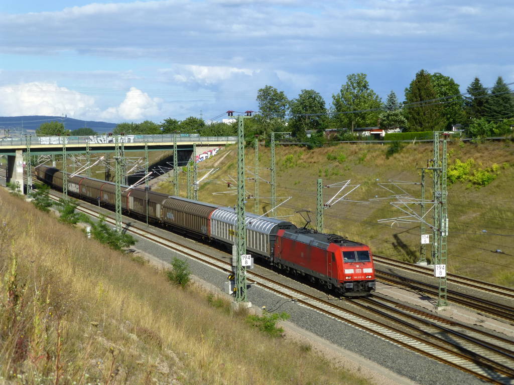 Dieser Gterzug mit 185 212 musste die Zugkreuzung des Regionalexpresses abwarten, bevor er weiter Richtung Westen fahren konnte.