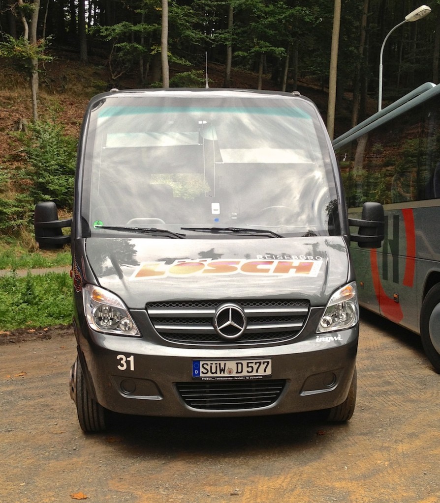 Dieser Mercedes-Benz Sprinter Travel von Reisebro Lsch stand whrend eines Bundesligaspiels des 1.FCK auf einem Parkplatz und wartete auf seinen Einsatz.
