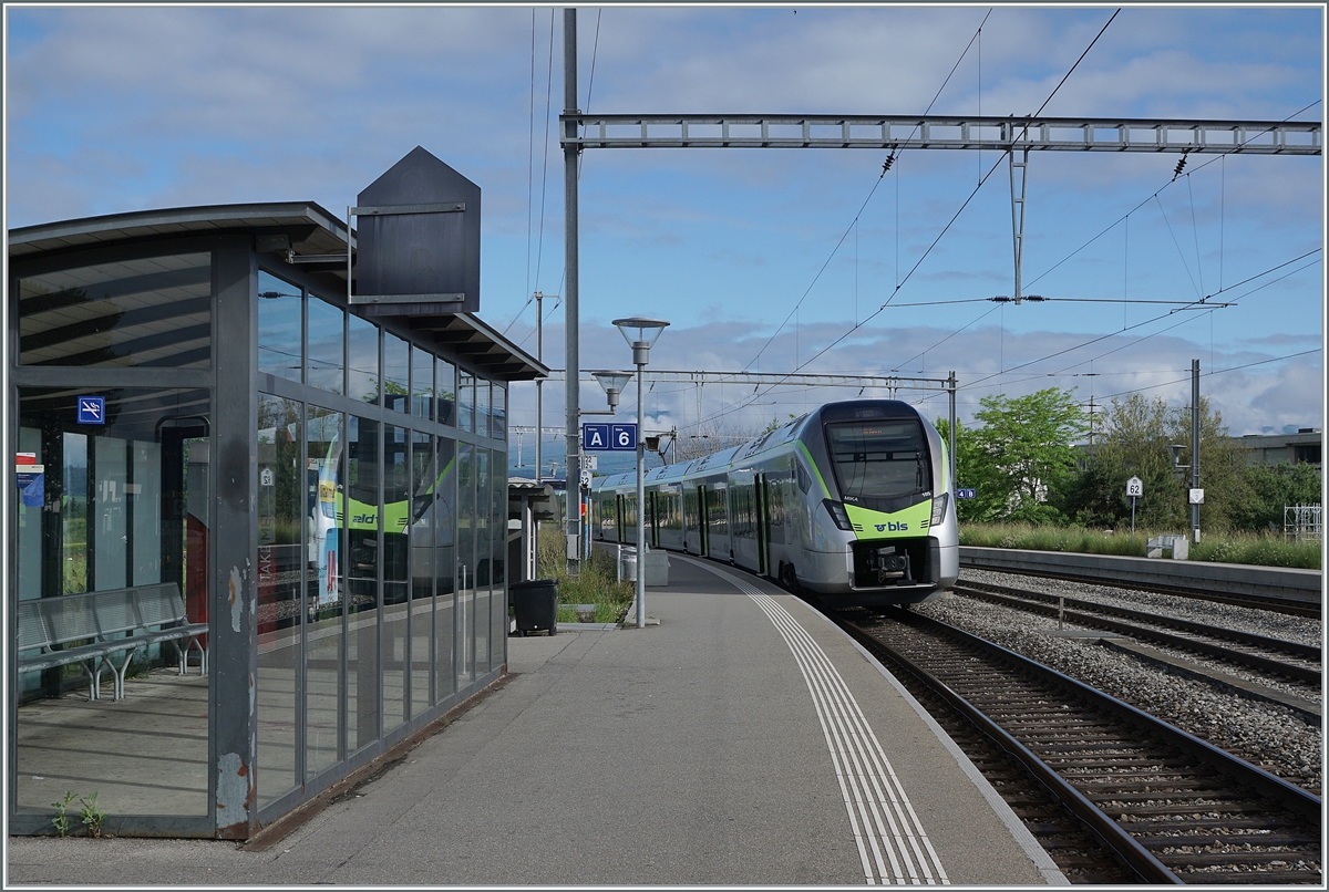 Dieser neue BLS RABe 528 105  verführte  mir zu einer BLS Fahrt von Neuchâtel nach Biel/Bienne via BLS bzw. via Kerzers und Lyss. Die Fahrt mit dem neuen Zug von Neuchâtel nach Kerzers verlief weitaus besser als dann der Versuch, den Zug hier in Kerzers zu fotografieren...

6. Juni 2021