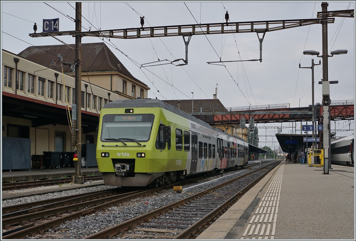 Dieser  NINA  nennt sich  LINA  und wirbt mit  Dini Lehrsteu ir Region  für dringend benötigten Nachwuchs im öffentlichen Verkehr. Der BLS RABe 525 010 verlässt in Neuchâtel in Richtung Bern als S5.

15. August 2021