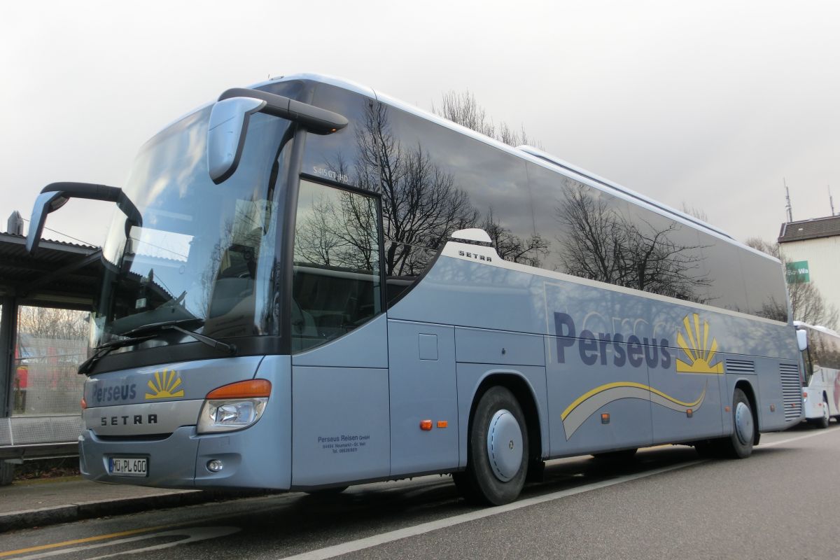 Dieser Setra S 415 GT-HD mit Hecktür ist seit 2012 im Fuhrpark von Perseus-Reisen aus Neumarkt-St. Veit. Zur Ausstattung gehören 42 Setra-Schlafsessel vom Modell 'Voyage Supreme' (zzgl. Reiseleitersitz), eine TV-Anlage mit zwei ausfahrbaren Flachbildschirmen und ein Fußboden in dunkler Holzoptik. Aufgrund der Hecktür befinden sich bei diesem Fahrzeug die Bordküche und die Toilette im Heck. Angetrieben wird Reisebus aus der Setra ComfortClass von einem Reihensechszylinder Typ MB OM 457 LA (BlueTecEEV) mit 315 kW (428 PS) und dem Sechsgang-Schaltgetriebe MB GO 210-6.
Aufgenommen wurde er hier am 2. 4. 2015 am Bahnhof in Ampfing, als er auf einem Schienenersatzverkehr zwischen Mühldorf/Inn und Ampfing (Bahnstrecke Mühldorf - München) im Einsatz war.