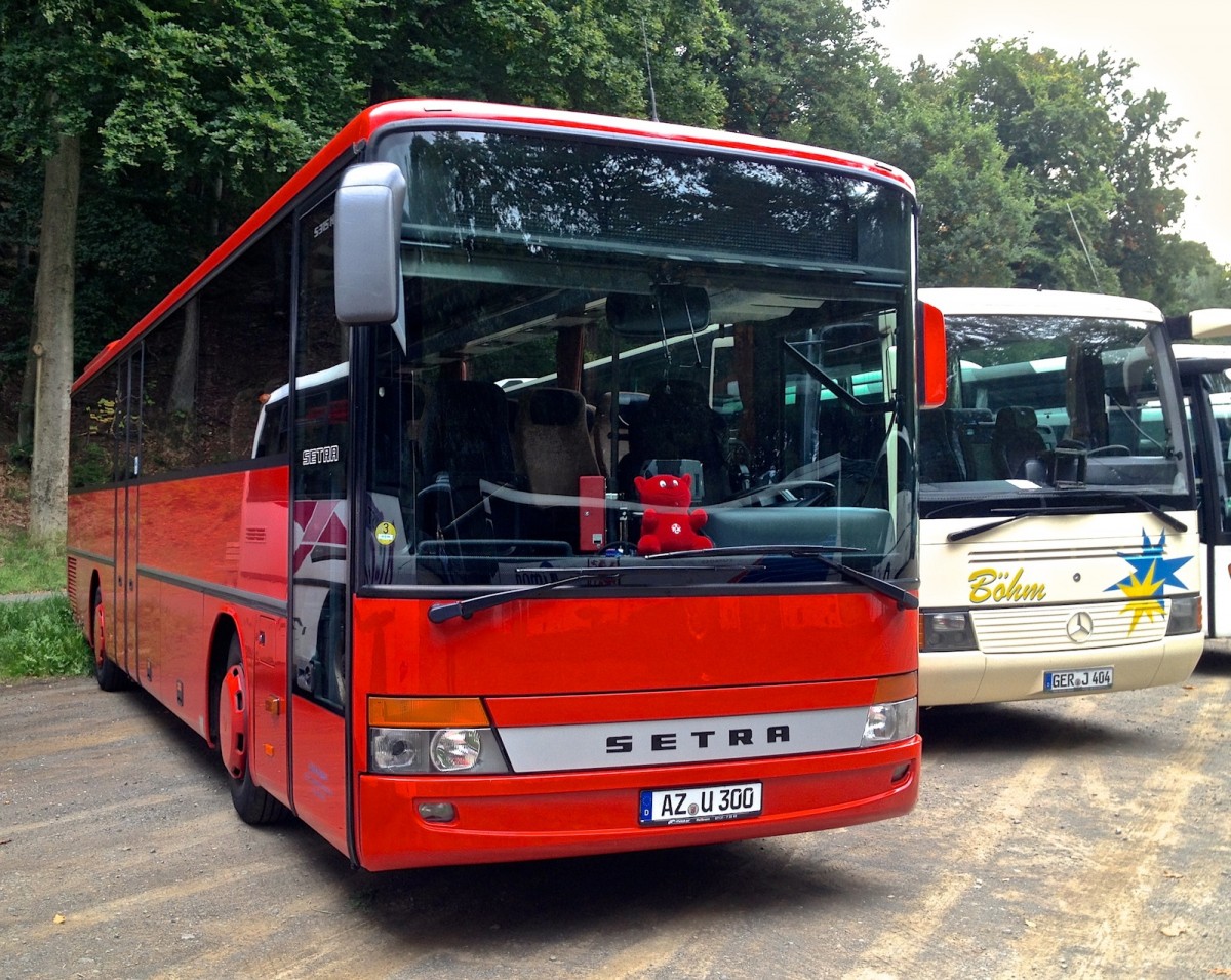 Dieser Setra S315 UL aus dem Kreis Alzey stand whrend eines Bundesligaspiels des 1.FCK auf einem Parkplatz und wartete auf seinen Einsatz.
