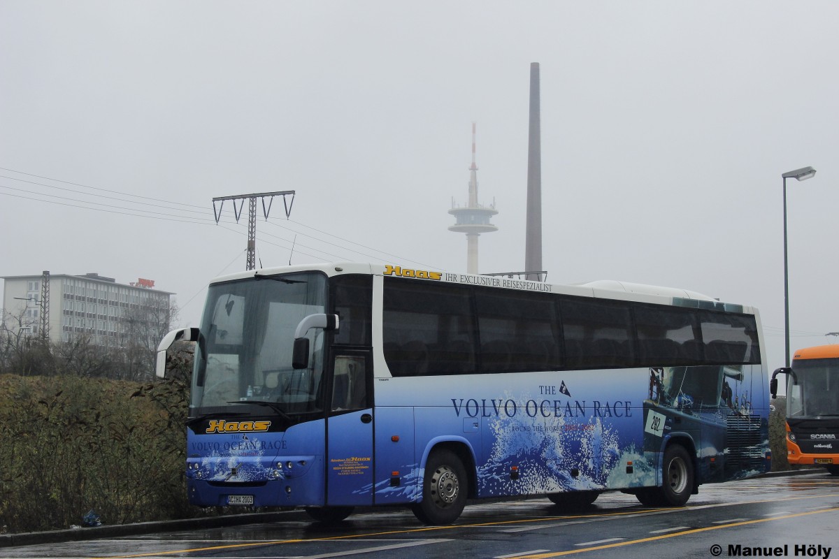 Dieser Volvo 9900 gehrt der Firma Haas Reisen aus Stolberg-Mausbach.
Er wirbt fr das Volvo Ocean Race das 2001-2002 stattfand.
Gesehen in Essen am 17.12.2014.