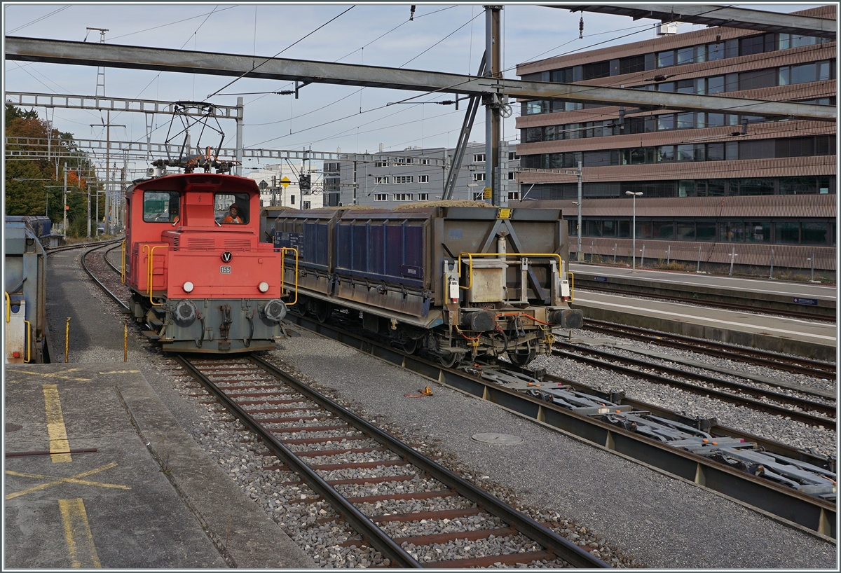 Dieses Bild mit ziemlich massiven Fahrleitungsquertrger erlaubt einen Blick in die Rollbockgrube rechts im Bild. Des weitern zeigt sich der BAM MBC Te III 155 links im Bild. 

18. Okt. 2021