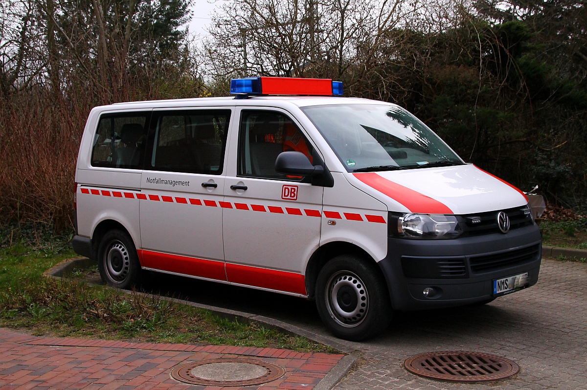 Direkt am Stellwerk ASW abgestellt das Einsatzfahrzeug des DB Notfallmanagements zu Gast in Schleswig. 18.03.2014