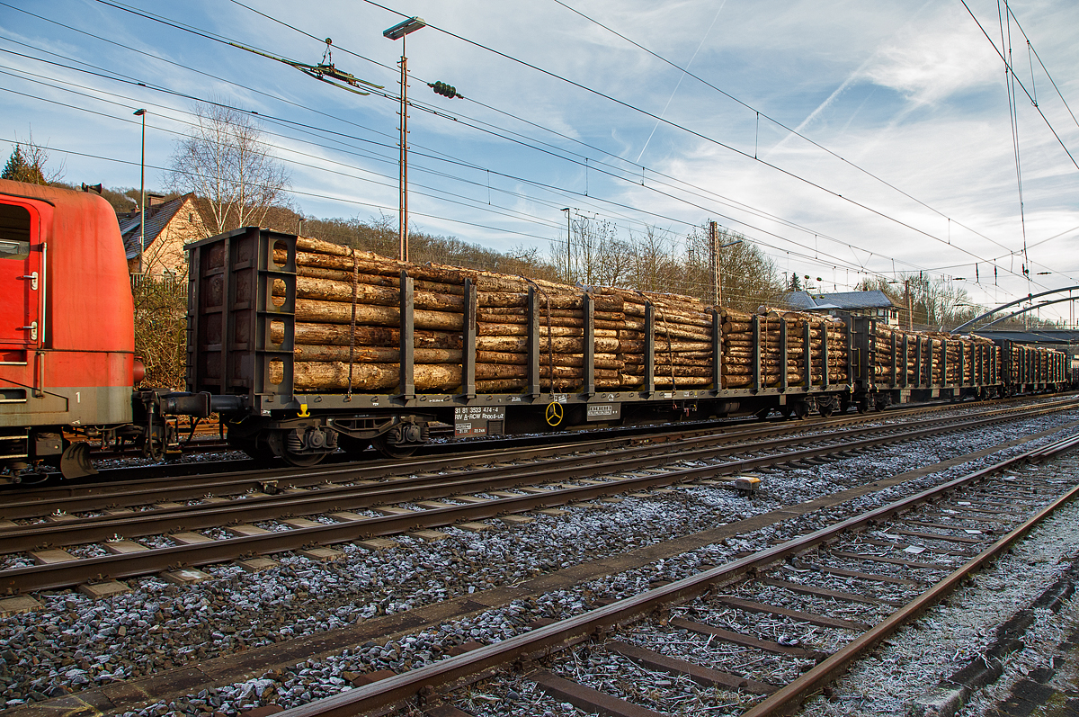 Direkt hinter der 151 099-9 drei vierachsiger Holztransportwagen (Drehgestell-Flachwagen mit Rungen und Stirnwnden) der Gattung Rnoos-uz, der Rail Cargo Austria (zur BB), beladen mit Fichten-Rundholz, am 22.12.2021 im Zugverband bei einer Zugdurchfahrt in Kreuztal. Es waren von links nach rechts der 31 81 3523 474-4 A-RCW,
31 81 3523 565-9 A-RCW und 31 81 3523 431-4 A-RCW.

Die BB bzw. Rail Cargo Group zhlen in ihrem Fuhrpark mehrere fr den Holztransport dienliche Wagenkonstruktionen. Als eine der jngsten Bauarten mit Drehgestellen ist der Rungenwagen Rnoos-uz zu nennen. Dieser Wagentyp wurde eigens fr die BB beschafft, die im eigenen Lande noch, dank staatlicher Untersttzung, umfangreiche Holztransporte durchfhrt. Im Bestand befinden sich rd. 300 Wagen, die eine LP von fast 23 Meter erreichen. Fr die Verzurrung des Ladesgutes mit Spanngurte oder hnlichen sind im Wagenboden weitere ffnungen vorgesehen. Der Wagen hat 9 Spanngurte und 10 fixe Rungenpaare.

Ein Wagen mit der Gattungsbezeichnung Rnoos-uz charakterisiert sich wie folgt:
R – Flachwagen in Regelbauart mit Drehgestellen
n – Lastgrenze > 60 t
oo – feste Stirnwnde ≥ 2 m
s – geeignet fr Zge bis 100 km/h
u – Ladelnge 20,7 m
z – Ladelnge 21 m (Rns)
