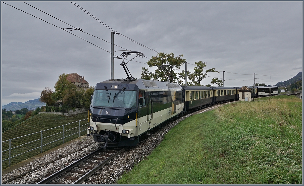 Doch es war nicht der ABDe 8/8 der mich zum Fotografieren zur MOB lockte, sondern der  GoldenPass MOB Belle Epoque  Zug, der ausnahmsweise als  richtiger  Zug mit Lok und Wagen verkehrte (statt mit Alpina-Triebwagen). Im Bild die MOB Ge 4/4 8001 mit dem  GoldenPass MOB Belle Epoque  2217 von Zweisimmen nach Montreux bei Châtelard VD. 

4. Okt. 2019