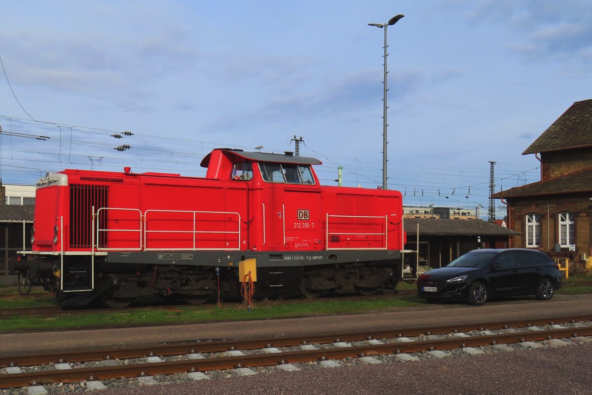 Doch noch! Anno 2024 einer V100West bei der Staatsbahn anzutreffen ist etwa rar, aber am 15 Februar 2024 wurde DB 212 310 in Offenburg gesichtet und vom offenbarer Weg fotografiert.