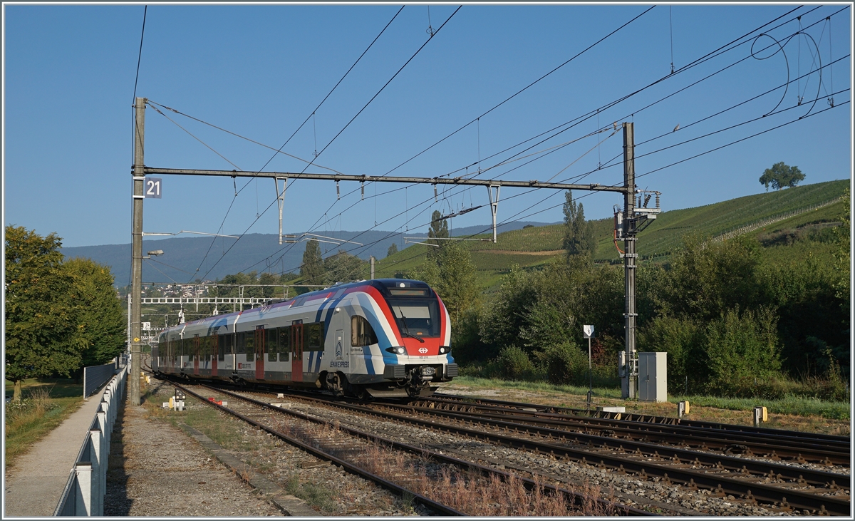 Doch schon bei der Ausfahrt nach Genève hat sich der Nebel aufgelöst und der SBB LEX RABe 522. 215 verlässt als Léman Express La Plaine in Richtung Russin. 

6. Sept. 2021