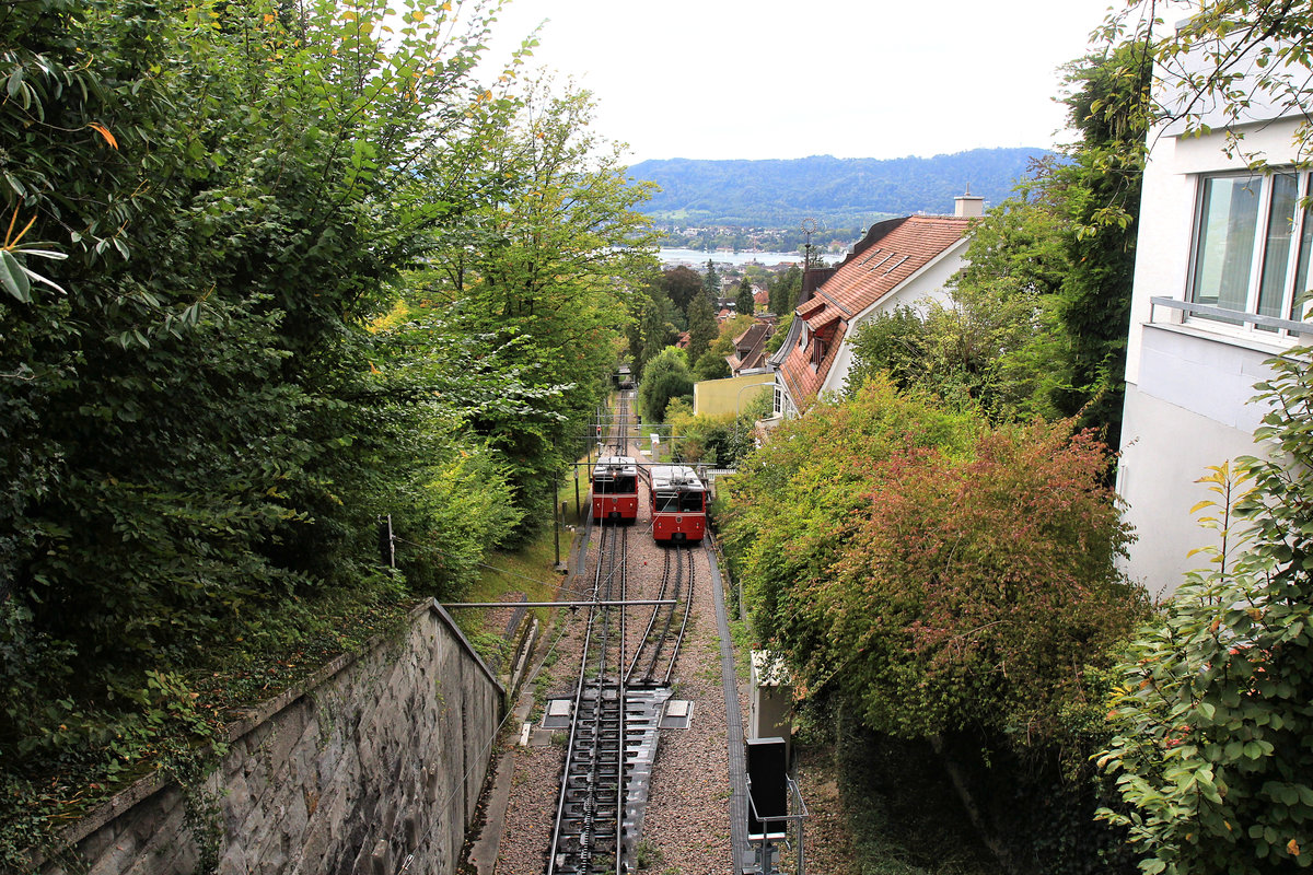 Dolderbahn, Zürich, die interessante Kreuzung: Nun wird das obere Einfahrtsgleis in gerade Stellung verschoben, damit Wagen 2 durchfahren kann. 