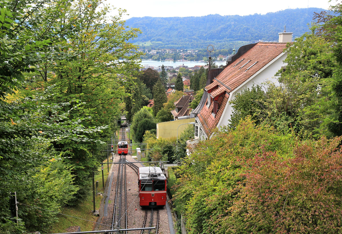 Dolderbahn, Zürich, die interessante Kreuzung: Wagen 1 kommt von oben und fährt in ein Gleisstück ein, das blind endet. Derweil kommt Wagen 2 gerade herauf. 24.Sep.2020