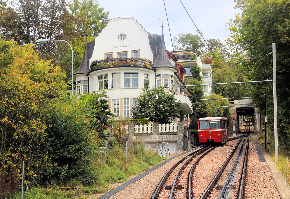 Dolderbahn, Zürich: Wagen 2 in der Kreuzung, vor stattlichen Häusern. 24.Sep.2020