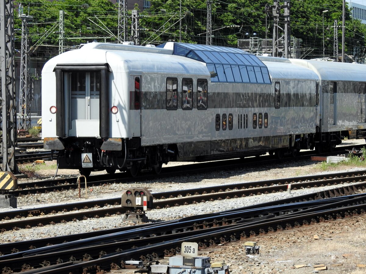 Domcarwagen Luxon Rail Adventure Nr. 10 553 SRmz 61  85 8990 003-3 in M�nchen am 09.06.2019.