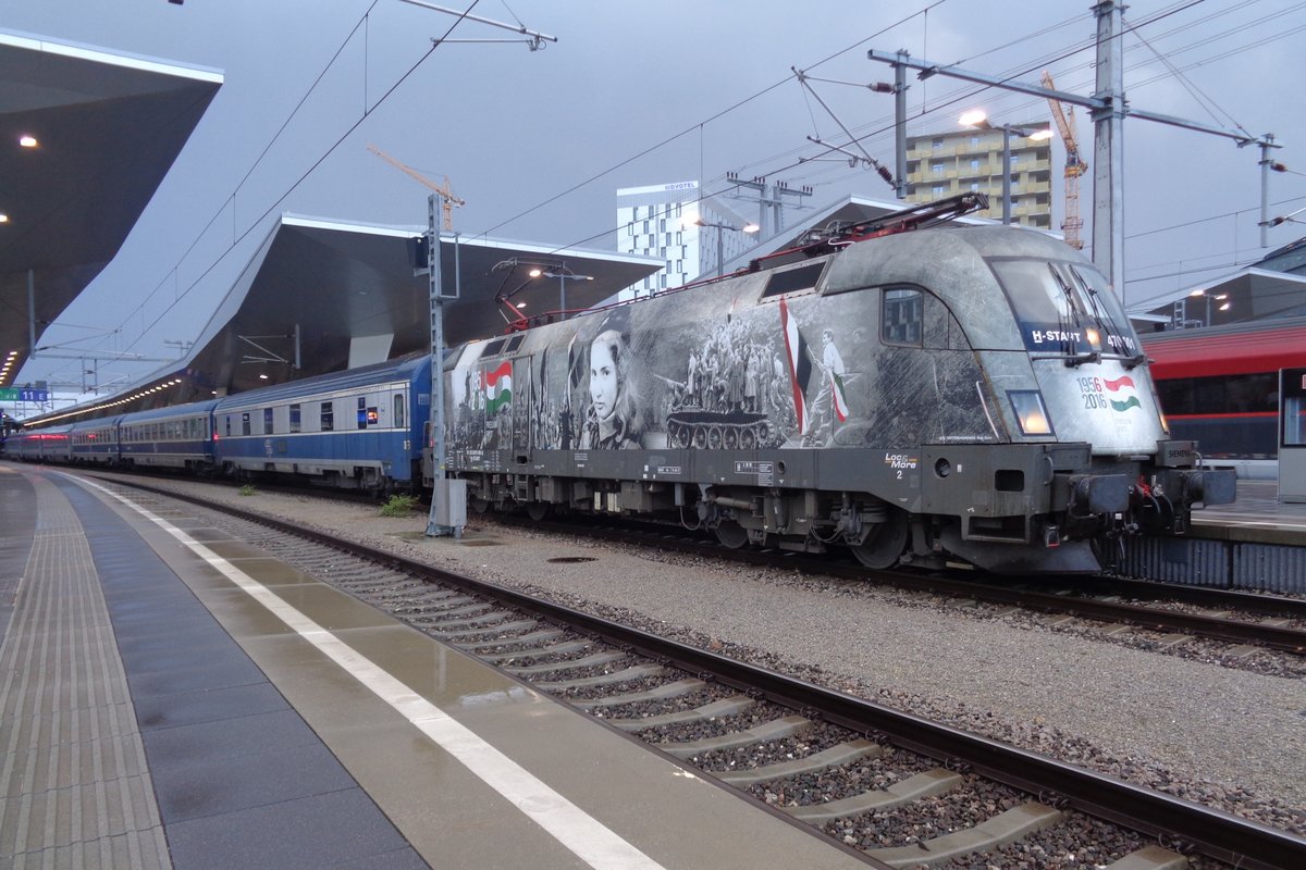 Donnerwetter! So ein Lok! MAV 470 001 mit ein nachtzug nach Bucuresti Nord über Budapest steht während ein Gewitter am 8 Mai 2018 in Wien Hbf.