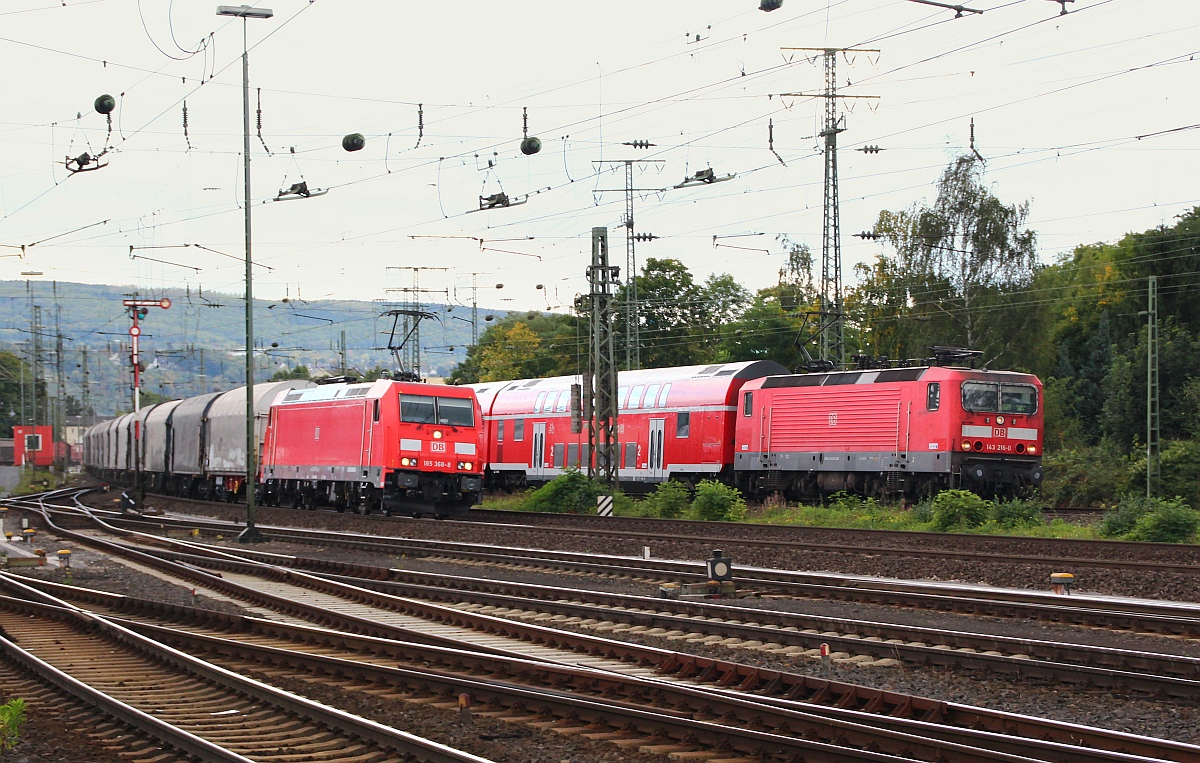 Doppelausfahrt während der Parade....185 368-8 und 143 216-0 passieren die Parade in Lützel mit lautem Pfeiffen....29.09.2012(üaV)