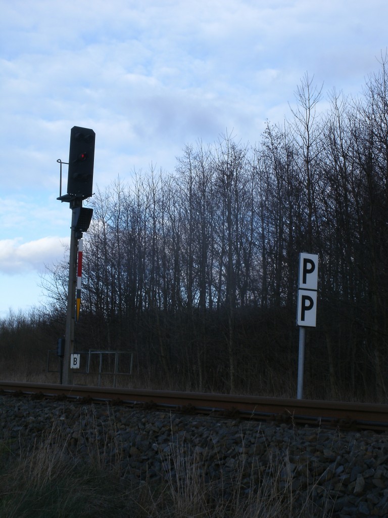 Doppelpfeiftafel am Einfahrsignal B für die Züge aus Richtung Putbus in Bergen/Rügen am 09.Februar 2014.