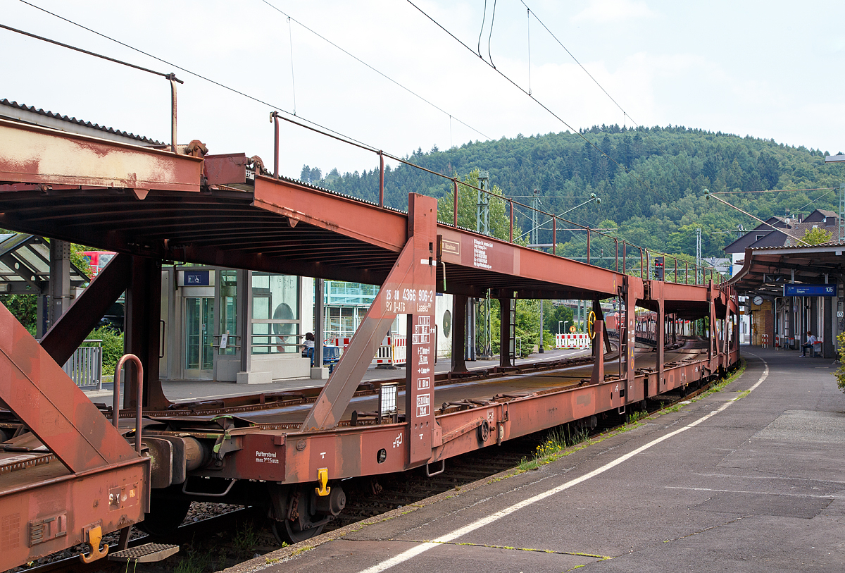 Doppelstock-Autotransportwagen Bauart 553 Laaeks (der Gatttung Laaeks 553) der DB Schenker Rail Automotive GmbH (ex DB Schenker ATG) eingestellt als 25 80 4366 906-2 D-ATG  am 27.07.2016 im Zugverband bei der Durchfahrt in Betzdorf/Sieg.

Die zuverlssigen und robusten Wagen dieser Bauarten wurden fr den internationalen Transport von PKW entwickelt.

Zur Be- und Entladung der oberen Ladeebene an Kopframpen knnen die Wagenenden aus der Transportstellung in die sogenannte Rampenstellung abgesenkt beziehungsweise angehoben werden. Des Weiteren knnen die Wagenenden der oberen Ladeebene in die Beladestellung angehoben werden. Hierdurch wird die maximale Durchfahrtshhe fr die Be- und Entladung der Fahrzeuge auf der unteren Ladeebene realisiert.

TECHNISCHE DATEN:
Gattung: Laaeks (Bauart 553)
Spurweite: 1.435 mm
Anzahl der Achsen: 4
Lnge ber Puffer : 27.000 mm
Ladelnge : 26.100 mm (unten) / 26.500 mm (oben)
Ladebreite : 3.000 mm (unten) / 2.910 mm (oben)
Wagenhhe: 3.400 mm
Hchstgeschwindigkeit: 100 km/h (120 km/h leer)
Eigengewicht: 25.180 kg
Nutzlast: 18,5 t (unten max. 12 t / oben max. 10 t)
Abstand der ueren Radstze: 22.300 mm (9.000 / 4.300 / 9.000 mm)
Kleinster befahrb. Gleisbogenhalbmesser: 80 m